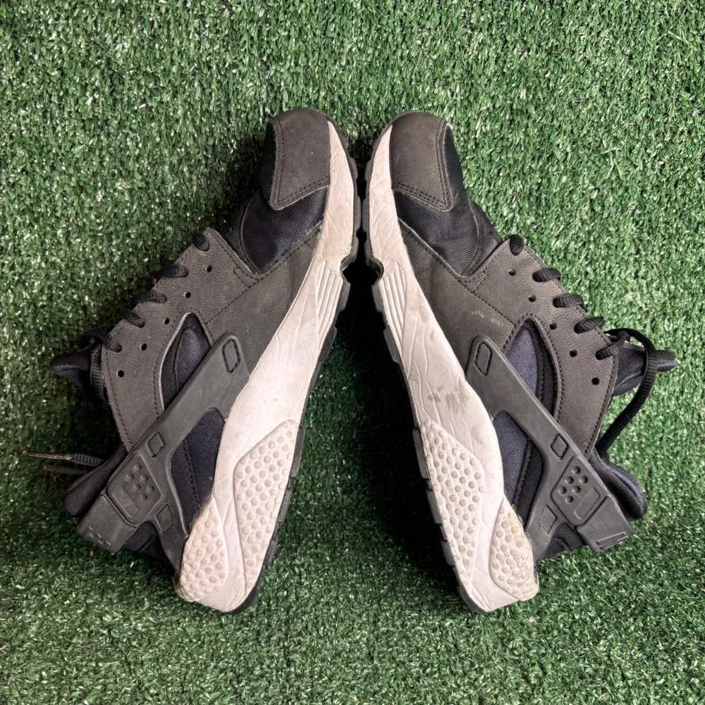 Nike Air Huarache Run Low Top Athletic Sporty Streetwear Sneaker Black Women 7.5